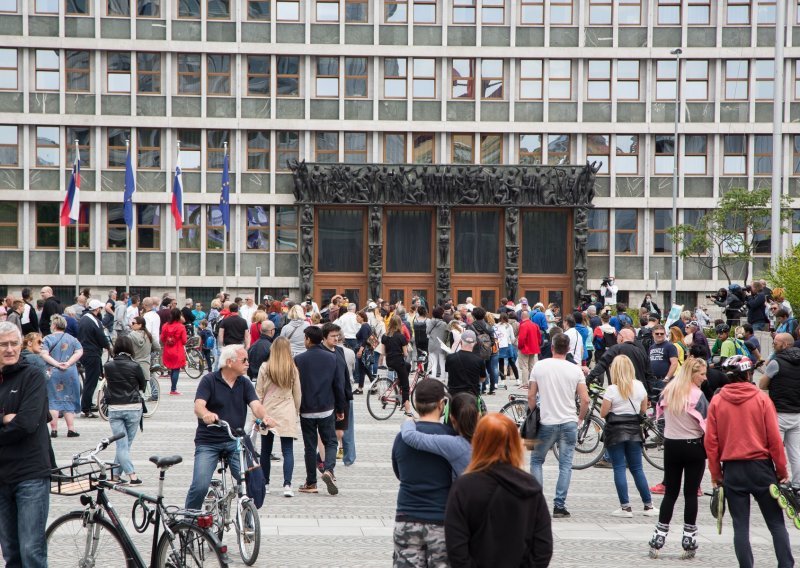 Više tisuća Slovenaca prosvjedovalo protiv vlade, uvjereni da Janša koristi epidemiju za jačanje 'autoritarne' vlasti