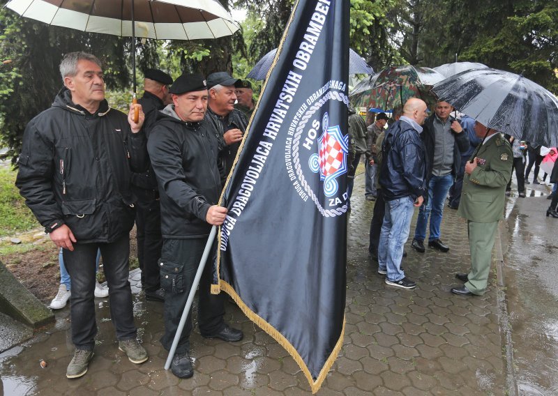 HDZ-ovci objavili fotografiju Bernardića s HOS-ovom zastavom u pozadini: Hoće li Milanović osuditi 'Bernardićevu 'provokaciju'?