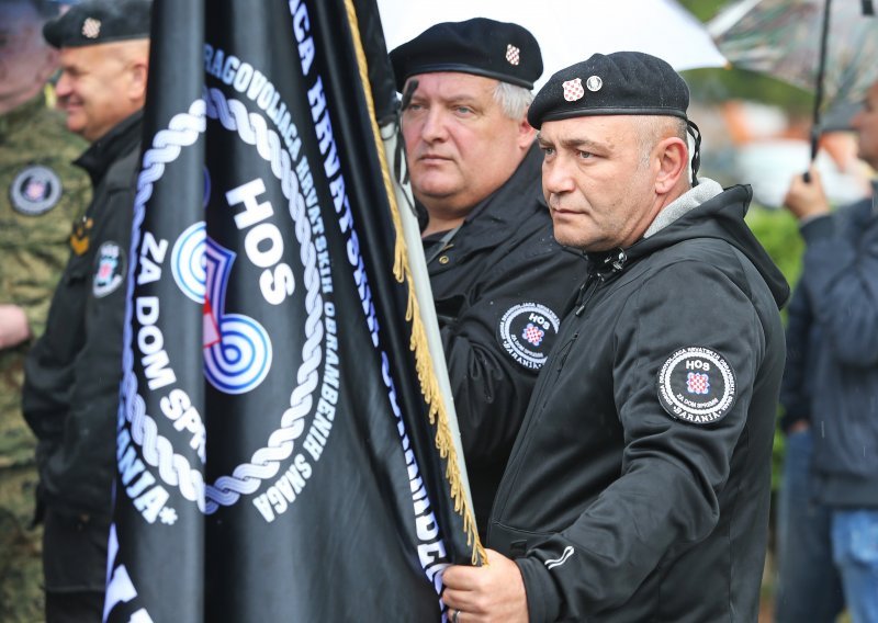 [FOTO] Na obilježavanju obljetnice ubojstva 12 redarstvenika ponovno obilježlja 'Za dom spremni'