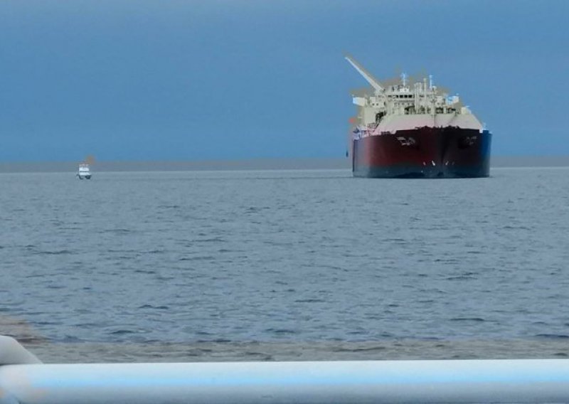 Golemi LNG tanker 'svratio' do Šolte kako bi iskrcao šestoricu hrvatskih pomoraca