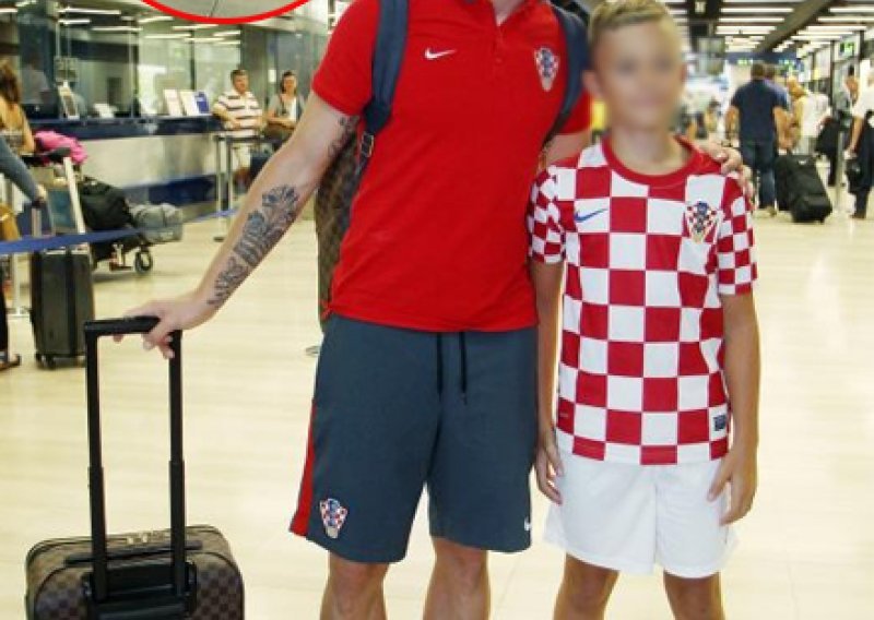 Nosi li to Rakitić tenisice svoje zanosne supruge?