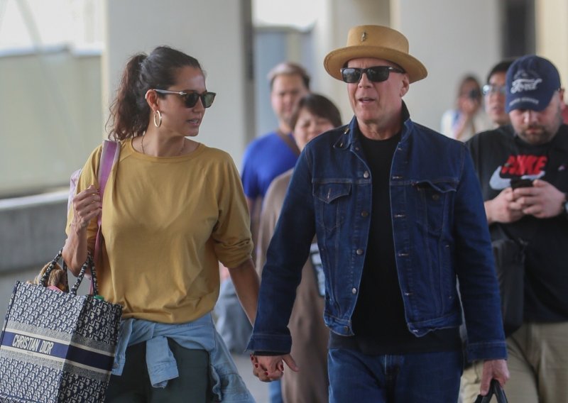 Nakon mjesec dana izolacije s Demi Moore, Bruce Willis napokon u zagrljaju svoje supruge Emme