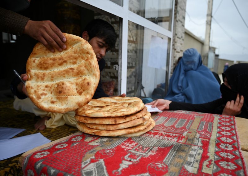 Afganistanske vlasti počele dijeliti besplatan kruh širom zemlje