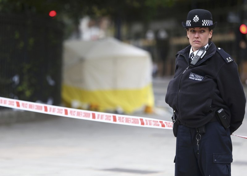 Svjedok tvrdi da je muškarac prije napada nožem vikao 'smrt muslimanima'
