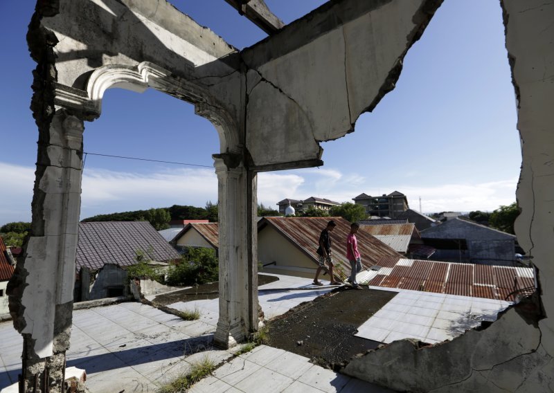 Snažan potres u Indoneziji, nema opasnosti od cunamija