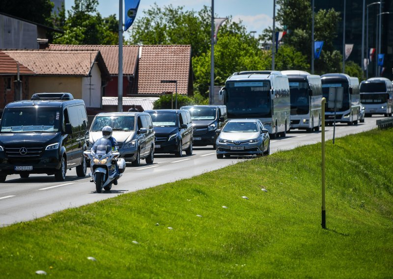 Nezadovoljni prijevoznici provozat će se u četvrtak do Markova trga; priključuju im se ugostitelji