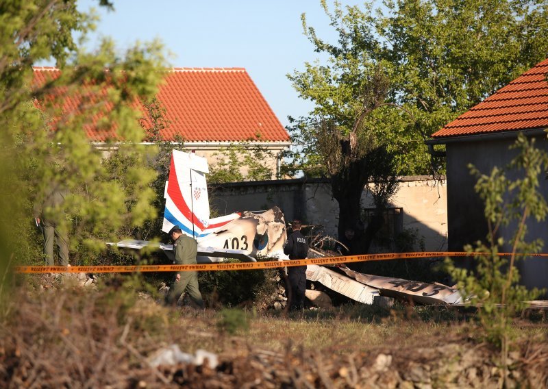 [FOTO] Kod Zemunika pao vojni školski avion, poginulo dvoje ljudi