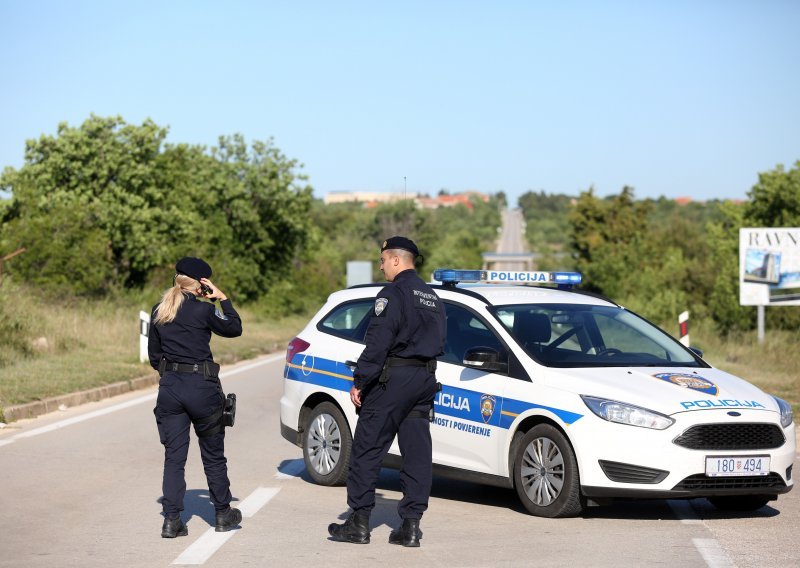 U kontroli prometa otkrili da je na automobil stavio pločice drugog vozila te da ga od ranije traže jer je pobjegao s benzinske