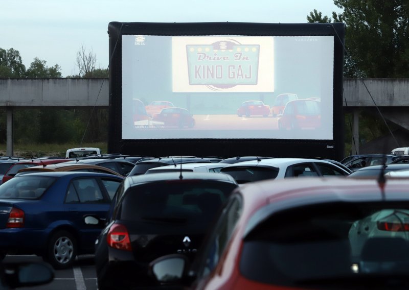 [FOTO] Ogroman interes za varaždinsko drive in kino: Od 'Noža u leđe' mnogi su morali odustati