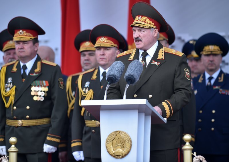 Unatoč pandemiji na ulicama Minska tisuće obilježavaju Dan pobjede