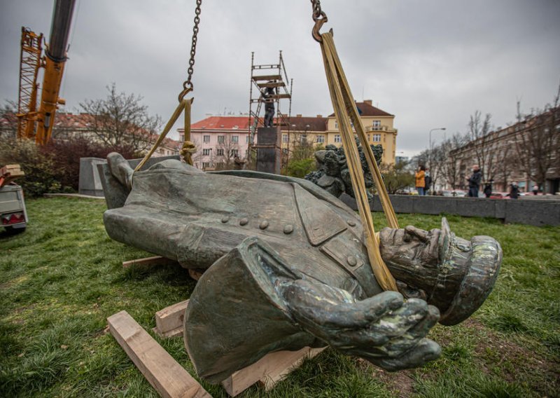 Uklonjena WC školjka s postolja na kojem je donedavno bio kip sovjetskog maršala