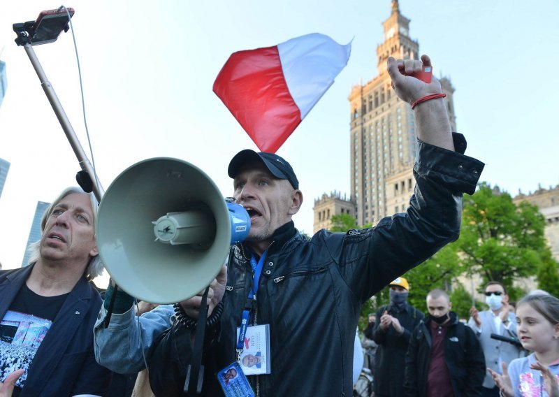 U Poljskoj se održavaju predsjednički izbori iako birališta nisu otvorena