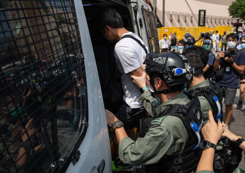 Uhićeno više od 200 prosvjednika u Hong Kongu, policija ispalila suzavac na novinare i aktiviste