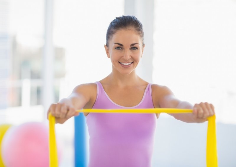 Zašto je elastična traka za vježbanje idealno pomagalo ako želite zategnuti tijelo iz udobnosti svog doma
