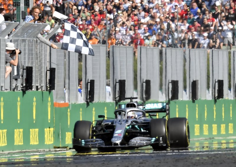 Aktualni prvak Lewis Hamilton neugodno iznenadio fanove Formule 1; zar je britanski vozač to zaista mislio napraviti?
