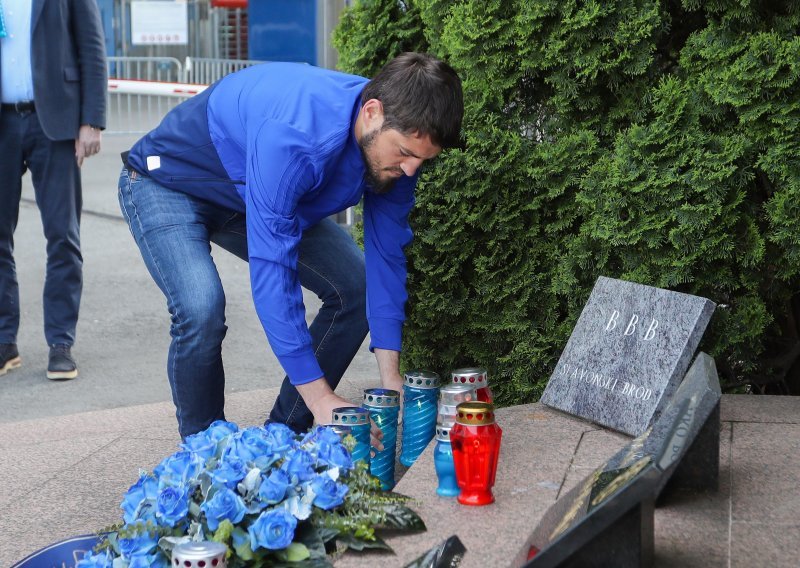 Uz sjećanje na kaos koji su kreirali Zvezdini navijači i tadašnja milicija, čelnici Dinama odali počast poginulim Bad Blue Boysima