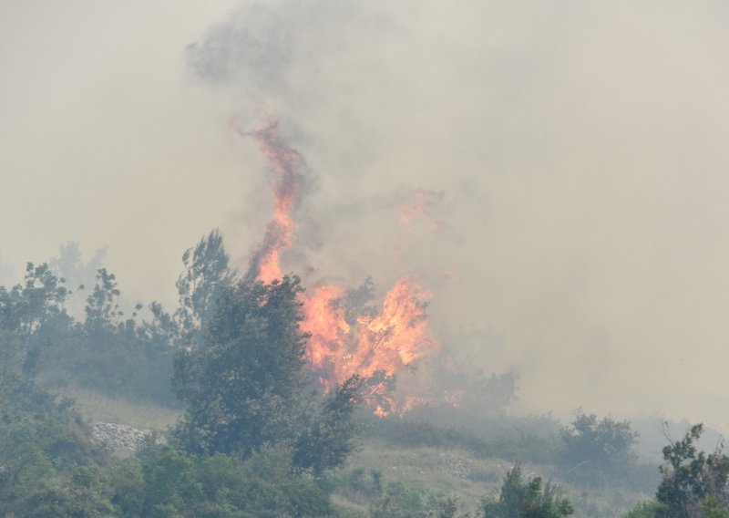 Požar na Braču zahvatio minski sumnjivo područje, čule se detonacije