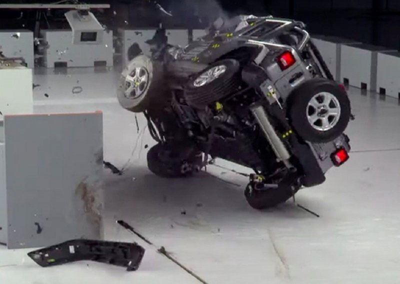 [FOTO/VIDEO] Sigurnosne nevolje; Jeep Wrangler se prevrnuo na bok prilikom crash testa