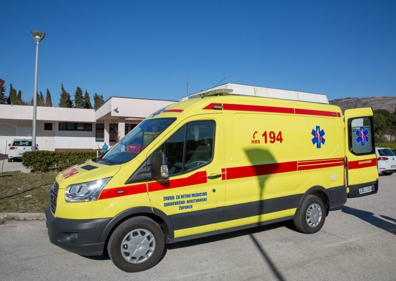 Prometna nesreća u Slavonskom Brodu: Ima ozlijeđenih, intervenirala hitna pomoć