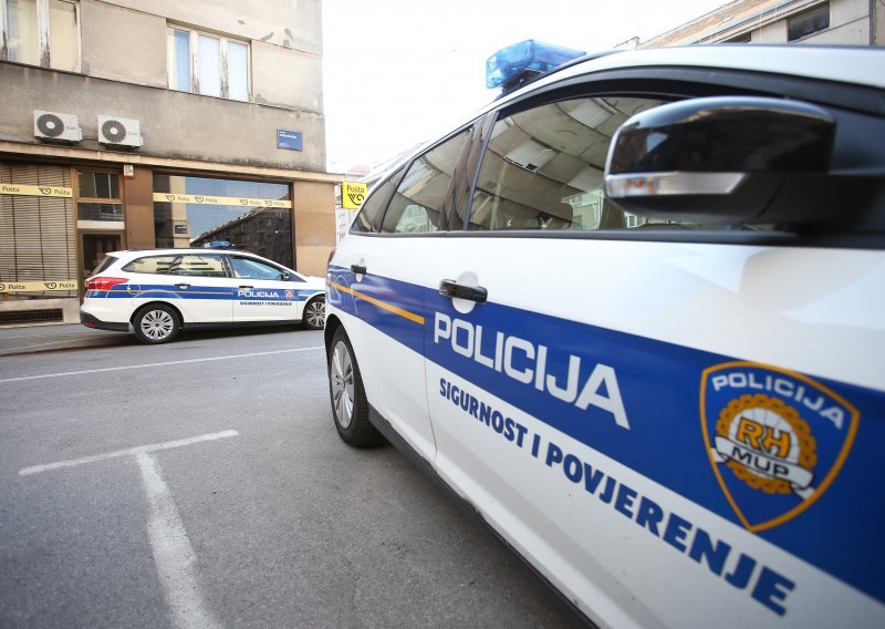 Policija u Umagu prijavila dvojicu muškaraca zbog davanja droge maloljetniku i neovlaštenog posjedovanja oružja