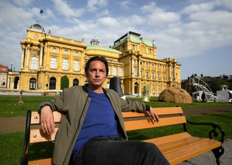 [FOTO] Izložba kakva se ne viđa svaki dan: David Maljković na travnjaku ispred zagrebačkog HNK predstavio 'Nekoliko dana premijere'