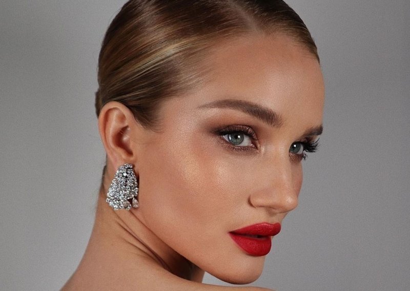 Lijepa Rosie Huntington-Whiteley dokazala je kako ovaj beauty klasik nikad neće izaći iz mode