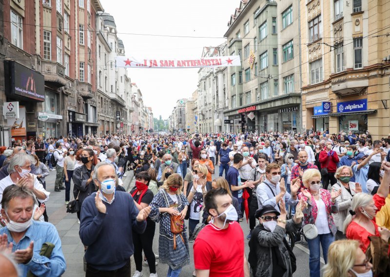 [FOTO/ VIDEO] Održana misa za Bleiburg u Sarajevu, istovremeno više tisuća ljudi u komemorativnoj šetnji antifašista, blokirali i promet