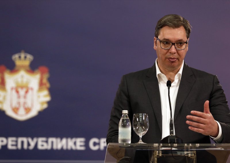 Vučić: Vojna policija preuzet će kontrolu u tri migrantska kampa kod Šida