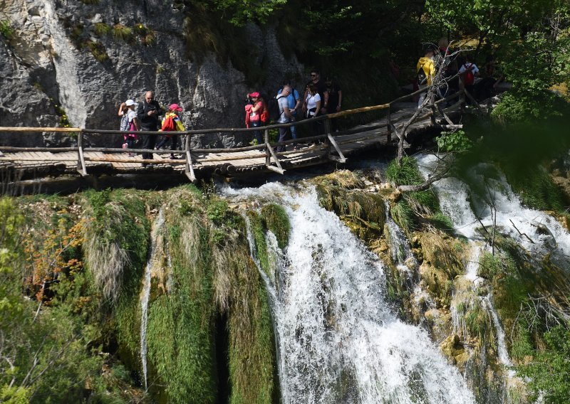 Gužva u Parku; Plitvice dnevno obišlo 5,5 tisuća domaćih gostiju; od sredine lipnja cijena ulaznice vrtoglavo raste