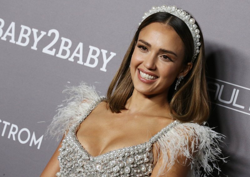 Zgodna Jessica Alba protiv svoje volje postaje heroj u svom malom gradu