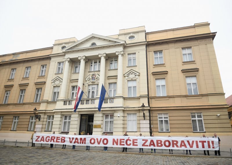 [FOTO] Prosvjed na Markovu trgu: Pozivaju Zagrepčane da donesu fotografije razrušenih domova, prijete da će na trgu ostati cijelu noć