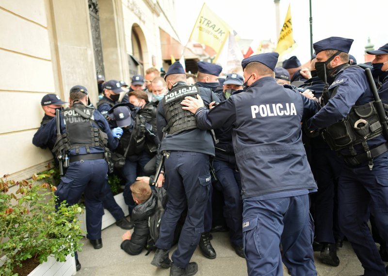 U Poljskoj na prosvjedima protiv mjera zaraza koronavirusom uhićeno 380 ljudi