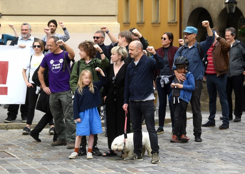 [VIDEO/FOTO] Ne pruža samo deklarativnu podršku: Mile Kekin s obitelji prosvjedovao na Markovom trgu