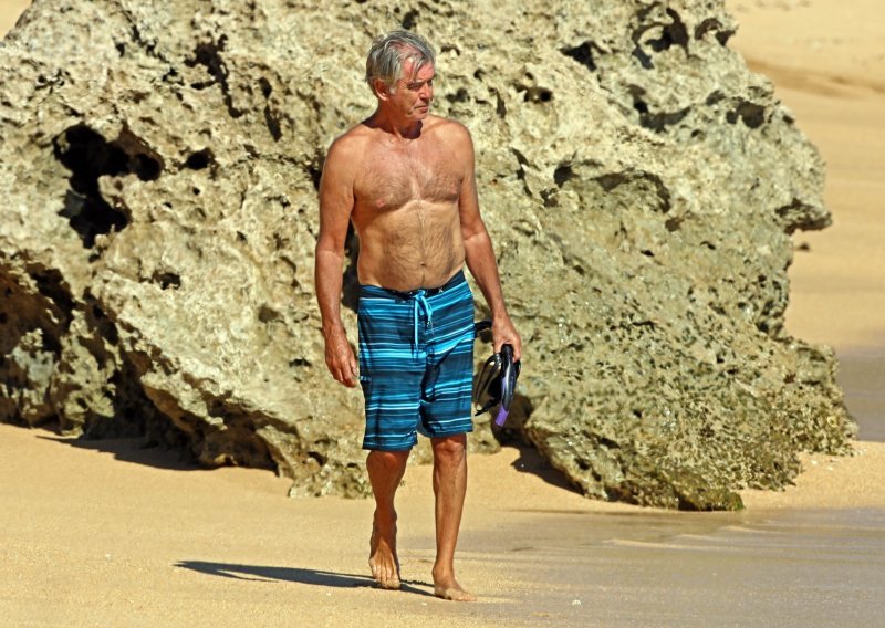Pierce Brosnan prošetao preplanuli torzo po pješčanoj plaži na Havajima