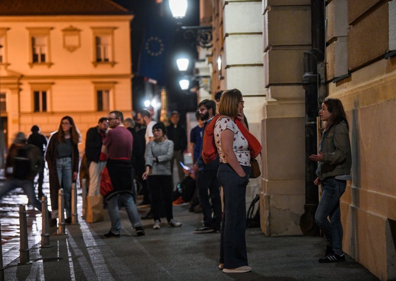 Noćni prosvjed na Markovu trgu protiv raspuštanja Sabora prije donošenja zakona o obnovi Zagreba i okolice