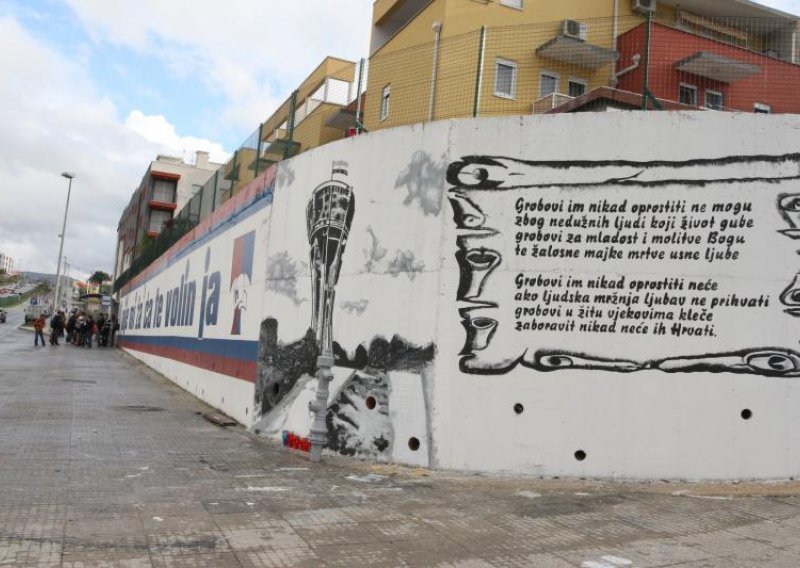 Torcida posvetila grafite i stihove Vukovaru