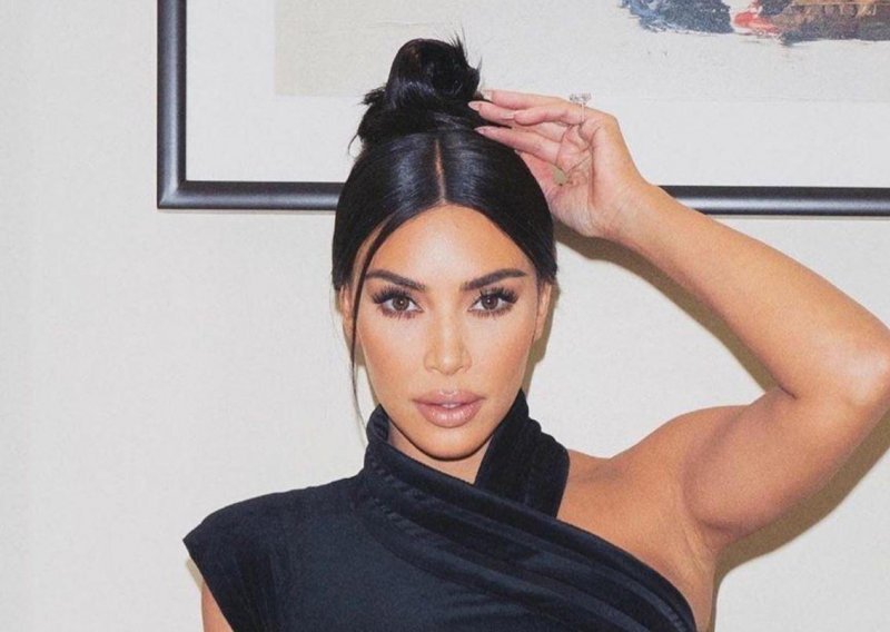 Kim Kardashian lansirala i u jednom danu prodala cijelu liniju maski za lice