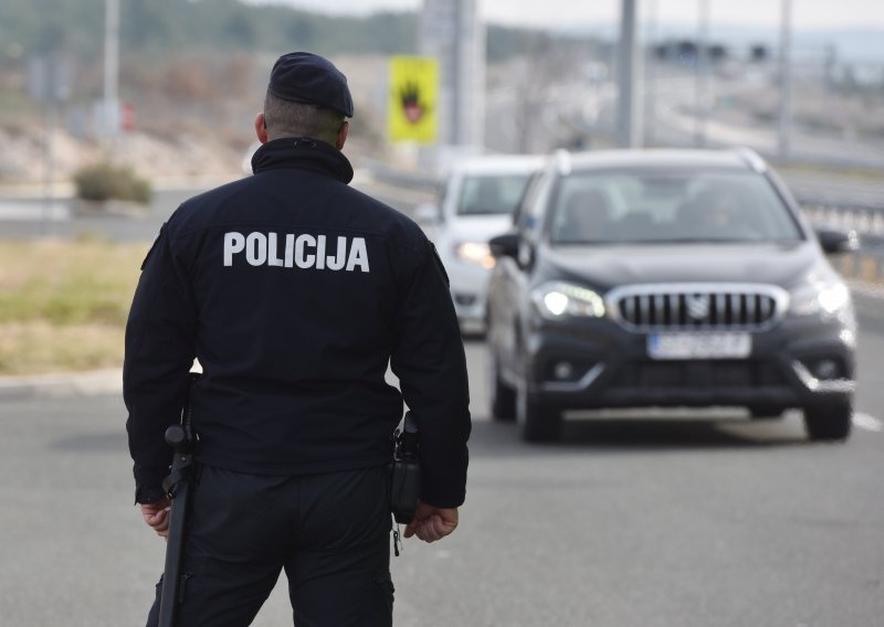 Pijani mladić urlao usred noći, bez povoda nasrnuo na čovjeka i drvenim štapom 'premlatio' svoj automobil; sad je u zatvoru