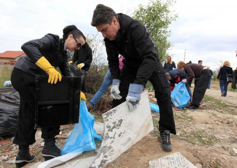 State leaders take part in Green Cleanup drive