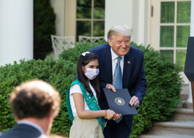 Donald Trump uvjeren je u svoje znanstvene talente: Okrenuo je palac dolje tjelovježbi, maske kategorično odbija, a zna i koji lijek treba uzimati u pandemiji