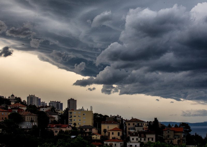 Dalmatinske otoke noćas zahvatilo jako nevrijeme, cijela Hrvatska pod meteoalarmom: Na jugu moguće tuča i pijavice