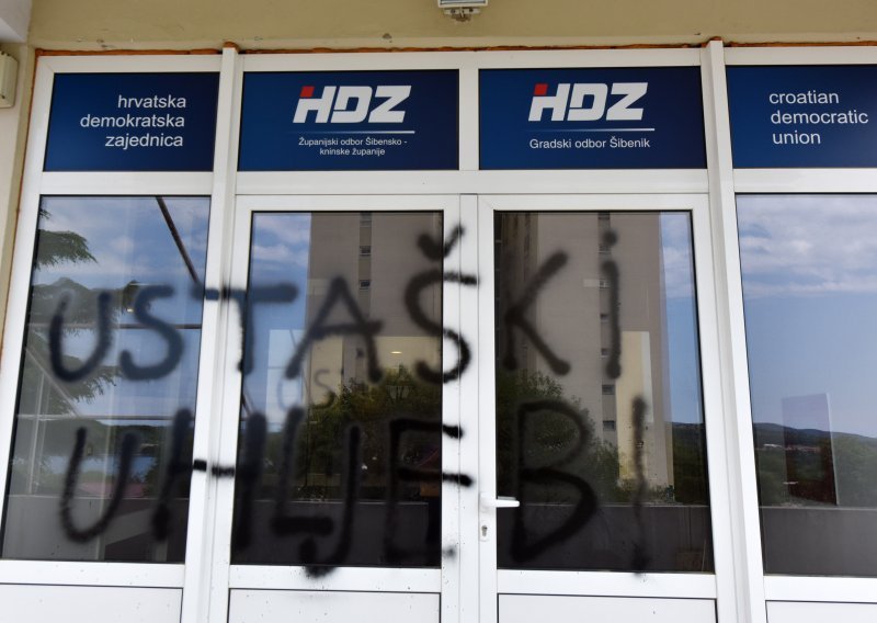 [FOTO/VIDEO] Netko je noćas na prostorima HDZ-a u Šibeniku ispisao uvredljive poruke