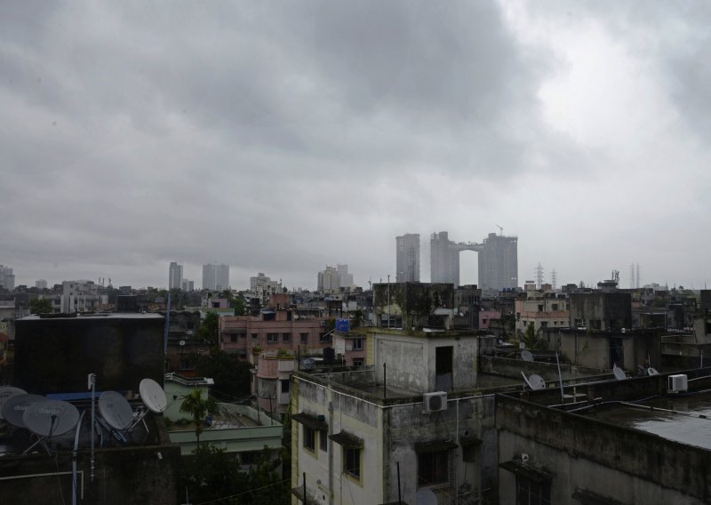 Super ciklon pogodio Indiju i Bangladeš, vjetrovi pušu brzinom i do 185 kilometara na sat