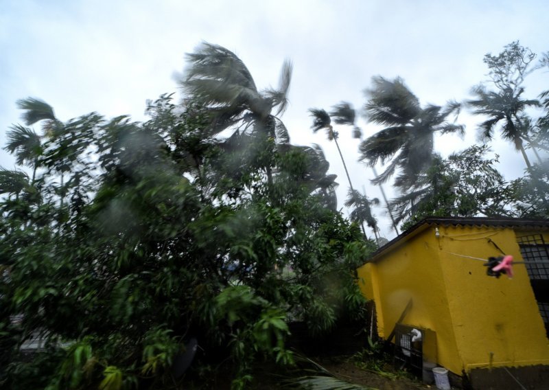 U Indiji i Bangladešu najmanje 14 poginulih zbog ciklona Amphan