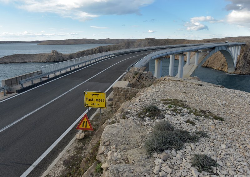 Zbog vjetra zatvoreni Paški most i A1 Sv. Rok-Posedarje