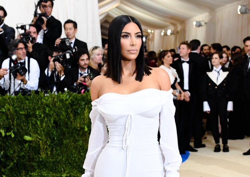 Nova kreacija Kim Kardashian podijelila je mišljenja: Neki misle da je pretjerala, drugi je hvale