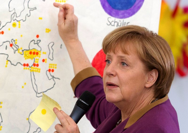 I Merkel otvorila izlazak Grčke iz eurozone