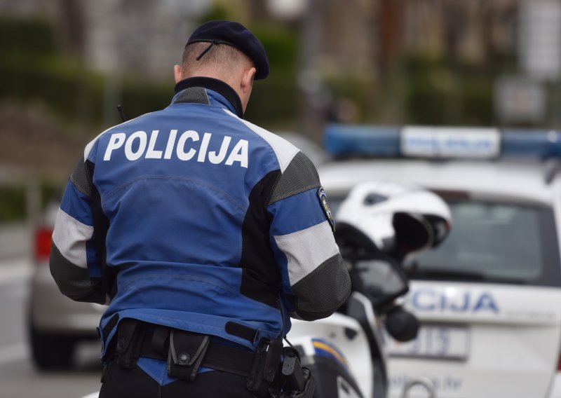 U prometnoj nesreći u Dubrovniku teže ozlijeđen motociklist kojem je vozačica auta oduzela prednost