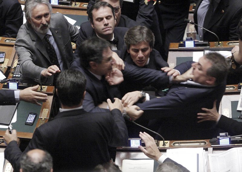 Obračun šakama u talijanskom parlamentu