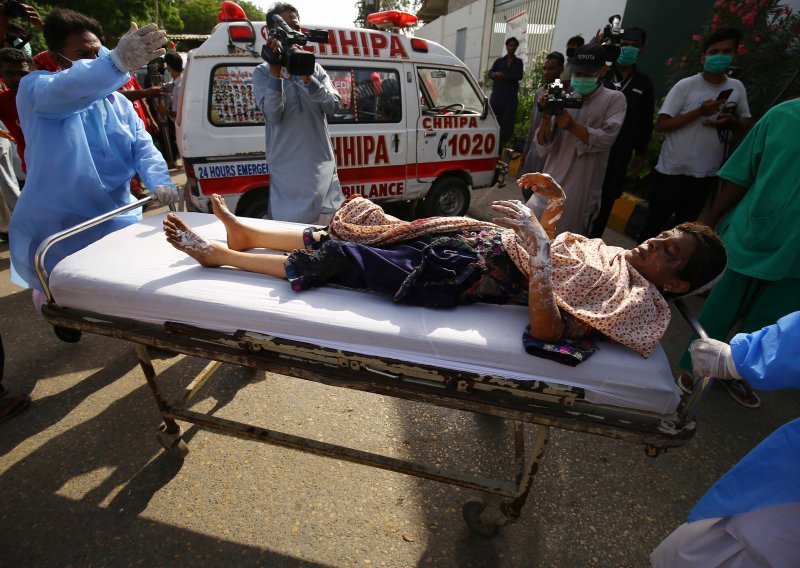 Najmanje jedna osoba preživjela pad zrakoplova u Karachiju